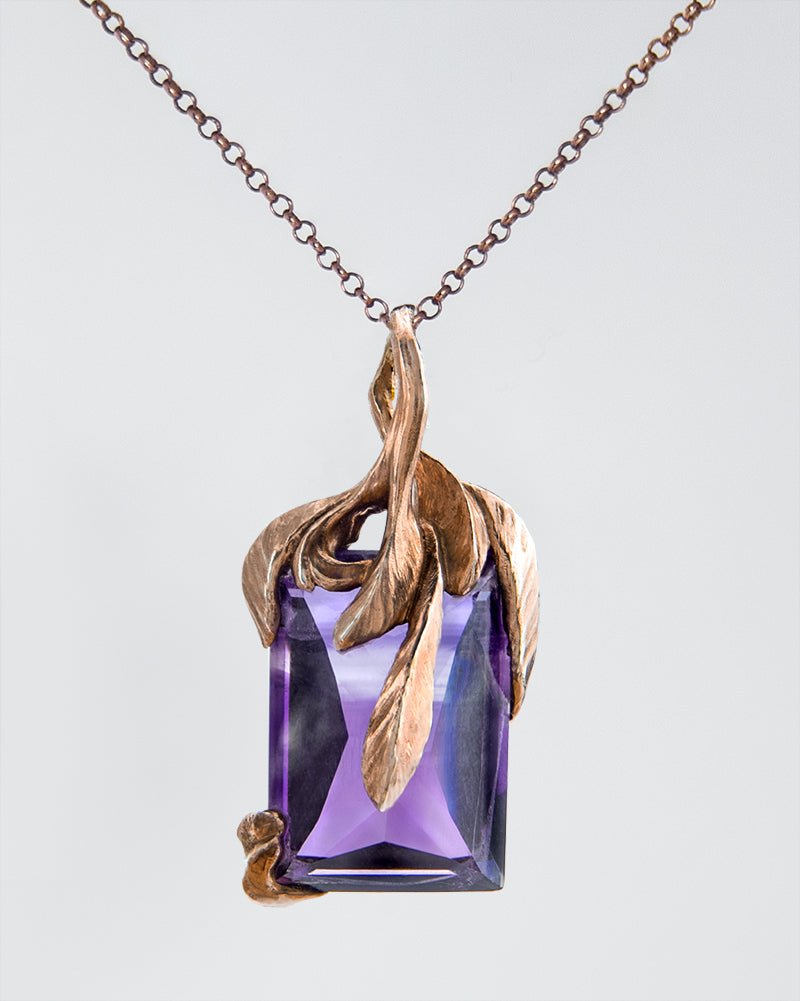  leaf-inspired sculpted elements on the back enhance the amethyst's vibrancy