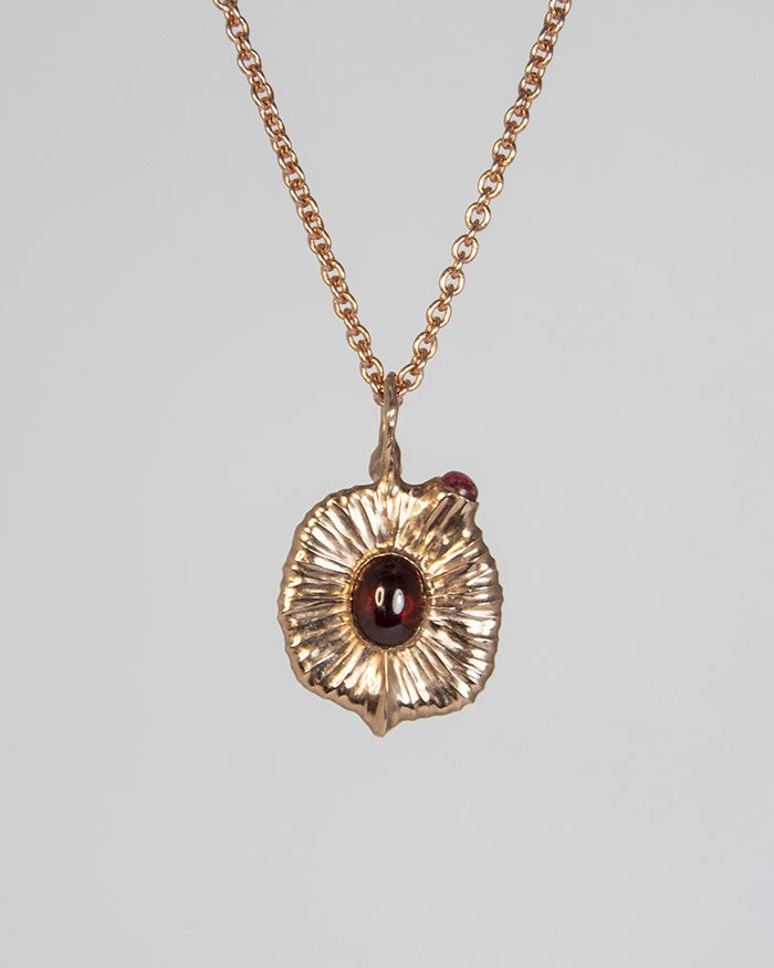 reverse side of pendant with garnet oval cabochon in the centre