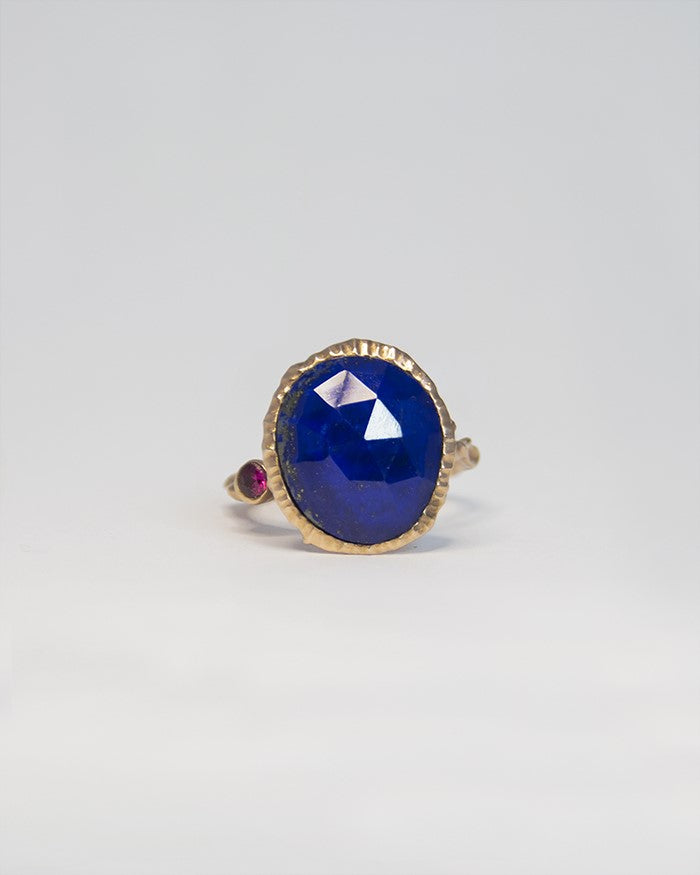 front view of a gold-plated silver ring, set with a lapis lazuli and a pink tourmaline in an abstract, free-form band