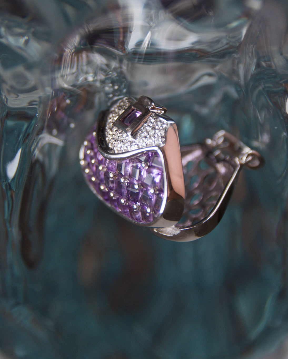 Angled view of Minaudière 18K White Gold Amethyst Evening Locket open