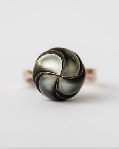 Top View of Arched Metal Twist Ring with Tahitian Pearl in 18K gold - TVRRINI