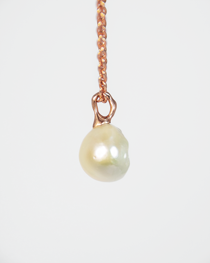 Side View of Nisi Cove Pendant with Round Pearl in 18K Rose Gold