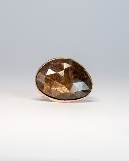 Front view of Nisi Island Ring in 18K Rose Gold with Gold-Sheen Sapphire