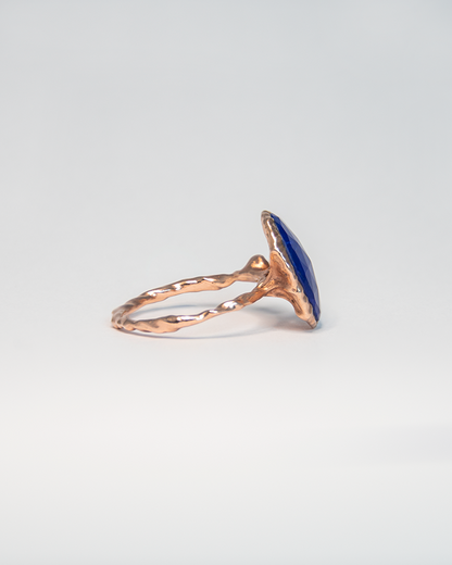Side view of Nisi 18K Rose Gold Lapis Lazuli Ring