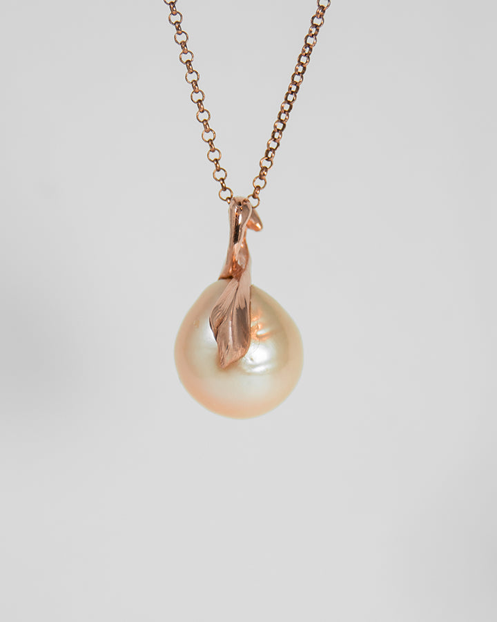 THP995RG Kara Pendant with Freshwater Pearl set in 18K Rose Gold on 18K Rose Gold Chain