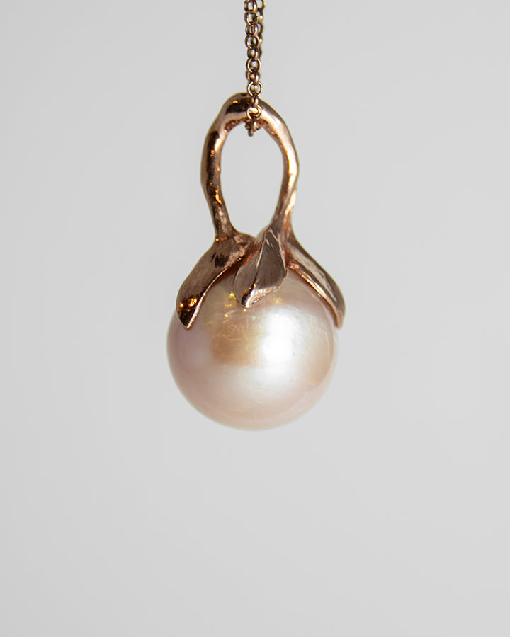 THP998RG Kara Pendant with Freshwater Pearl set in 18K Rose Gold on 18K Rose Gold Chain