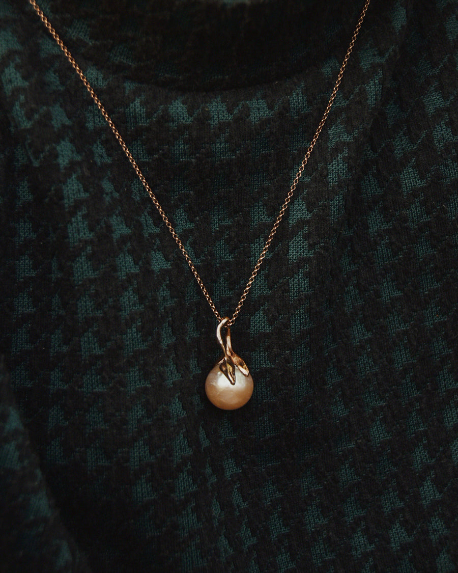 Editorial photography of THP998RG Kara Pendant with round pink freshwater pearl set in 18K rose gold