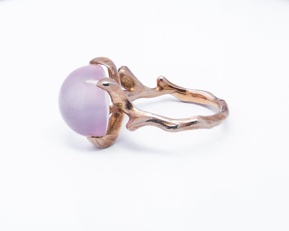 side profile of of Kara Ring in 18K rose gold plated on silver cradling a rose quartz cabochon