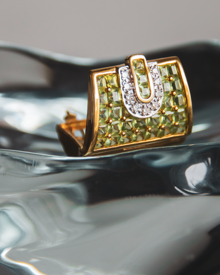 Details of Minaudière 18K yellow gold with peridot and locket opened SKU ML-P-811-YG