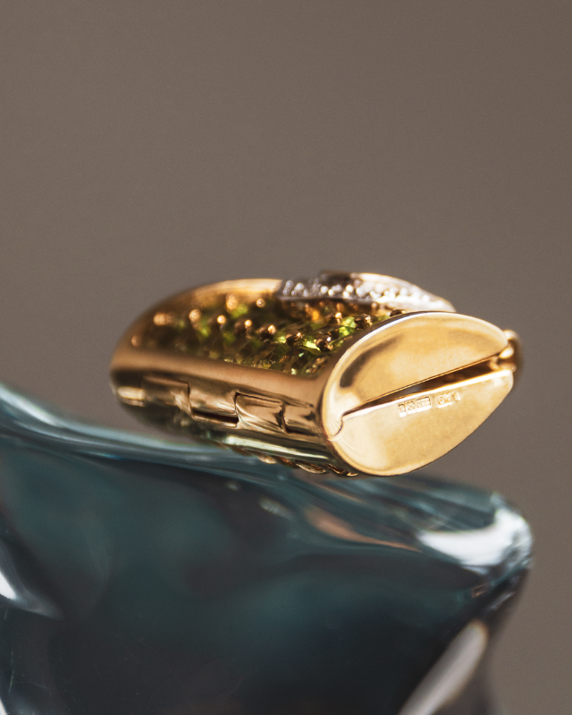 Hinge detail on Minaudière Trapeze 18K yellow gold with peridot and diamond locket SKU ML-P-811-RG