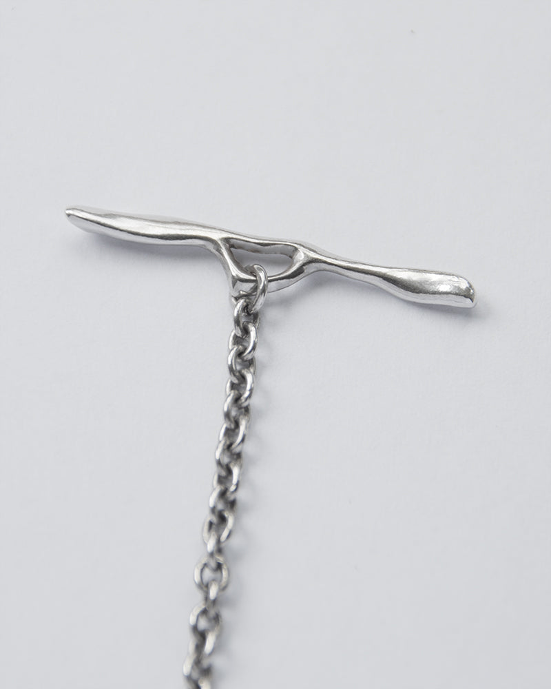 close-up of an 18K white gold chain to showcase the toggle clasp