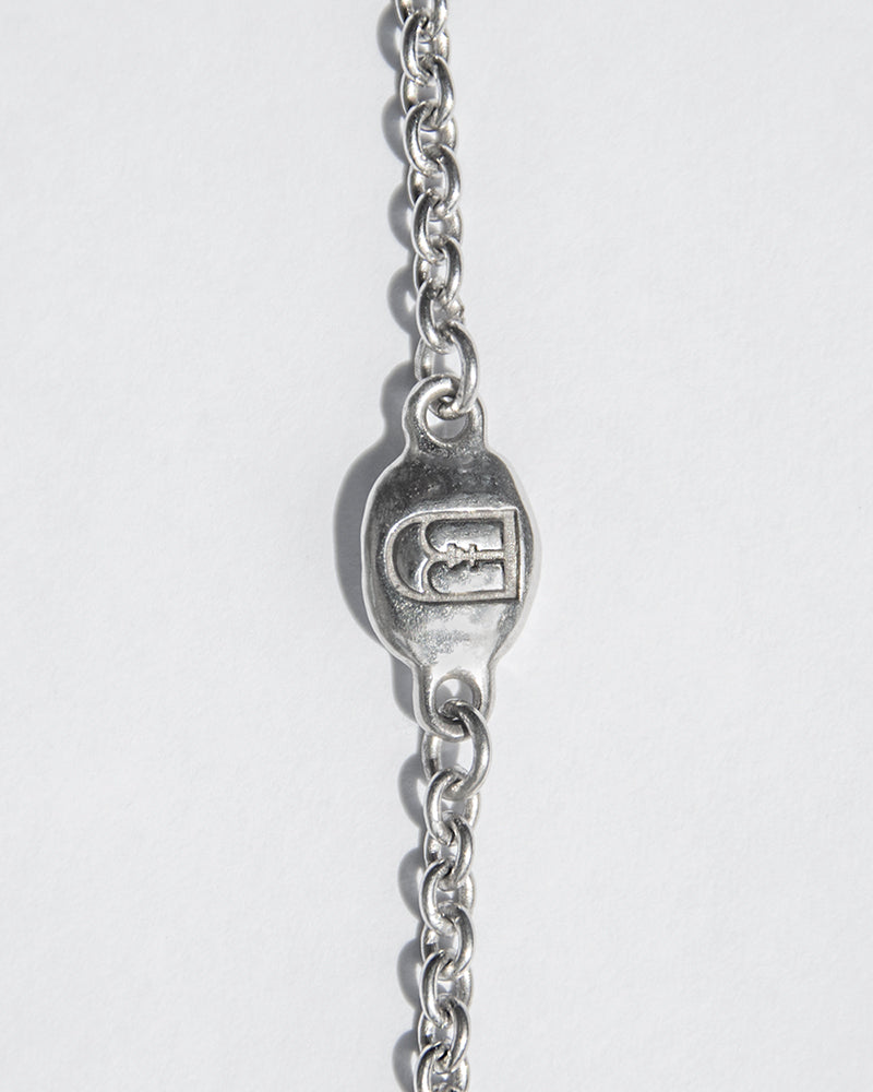 close-up of an 18K white gold chain necklace to highlight our branded tag